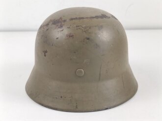 Norwegen, Stahlhelm der ehemaligen deutschen Wehrmacht, von der norwegischen Armee neu lackiert und mit norwegischen Emblemen versehen. ET 64