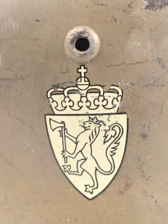 Norwegen, Stahlhelm der ehemaligen deutschen Wehrmacht, von der norwegischen Armee neu lackiert und mit norwegischen Emblemen versehen. ET 64