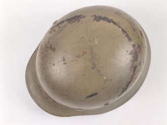 Norwegen, Stahlhelm der ehemaligen deutschen Wehrmacht, von der norwegischen Armee neu lackiert und mit norwegischen Emblemen versehen. ET 64