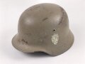 Norwegen, Stahlhelm der ehemaligen deutschen Wehrmacht, von der norwegischen Armee neu lackiert und mit norwegischen Emblemen versehen. ET 64