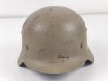 Norwegen, Stahlhelm der ehemaligen deutschen Wehrmacht, von der norwegischen Armee neu lackiert und mit norwegischen Emblemen versehen. ET 64