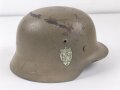 Norwegen, Stahlhelm der ehemaligen deutschen Wehrmacht, von der norwegischen Armee neu lackiert und mit norwegischen Emblemen versehen. ET 64