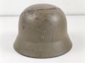 Norwegen, Stahlhelm der ehemaligen deutschen Wehrmacht, von der norwegischen Armee neu lackiert und mit norwegischen Emblemen versehen. ET 64