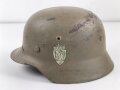 Norwegen, Stahlhelm der ehemaligen deutschen Wehrmacht, von der norwegischen Armee neu lackiert und mit norwegischen Emblemen versehen. ET 64
