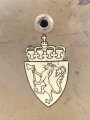 Norwegen, Stahlhelm der ehemaligen deutschen Wehrmacht, von der norwegischen Armee neu lackiert und mit norwegischen Emblemen versehen. ET 64