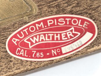 Pappkasten für eine Walther PPK Cal. 7,65 aus der Zeit des 2. Weltkrieg. Guter Zustand, innen diverse Reinigungsmaterialien