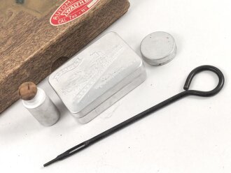 Pappkasten für eine Walther PPK Cal. 7,65 aus der Zeit des 2. Weltkrieg. Guter Zustand, innen diverse Reinigungsmaterialien