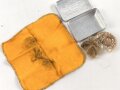 Pappkasten für eine Walther PPK Cal. 7,65 aus der Zeit des 2. Weltkrieg. Guter Zustand, innen diverse Reinigungsmaterialien