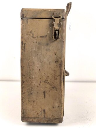 Motorrad Packtasche Wehrmacht. Ausführung in Blech. Originallack, ungereinigtes Stück