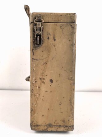 Motorrad Packtasche Wehrmacht. Ausführung in Blech. Originallack, ungereinigtes Stück