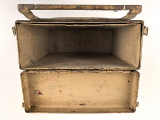 Motorrad Packtasche Wehrmacht. Ausführung in Blech. Originallack, ungereinigtes Stück
