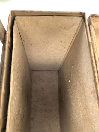 Motorrad Packtasche Wehrmacht. Ausführung in Blech. Originallack, ungereinigtes Stück