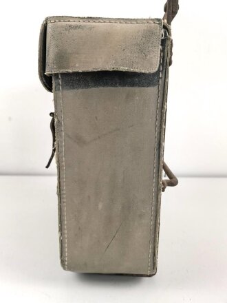 Motorrad Packtasche Wehrmacht. Ausführung in Ersatzmaterial. Originallack, ungereinigtes Stück
