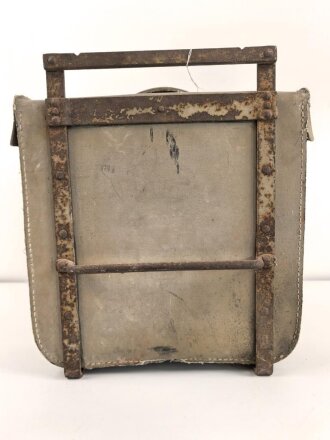 Motorrad Packtasche Wehrmacht. Ausführung in Ersatzmaterial. Originallack, ungereinigtes Stück