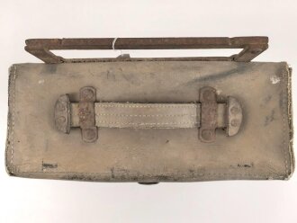 Motorrad Packtasche Wehrmacht. Ausführung in Ersatzmaterial. Originallack, ungereinigtes Stück