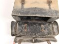 Motorrad Packtasche Wehrmacht. Ausführung in Ersatzmaterial. Originallack, ungereinigtes Stück