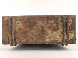 Motorrad Packtasche Wehrmacht. Ausführung in Blech. Originallack, ungereinigtes Stück