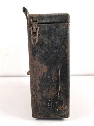Motorrad Packtasche Wehrmacht. Ausführung in Blech. Originallack, ungereinigtes Stück