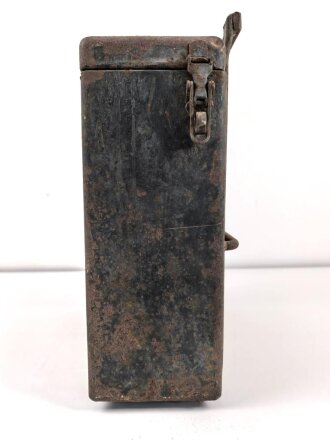 Motorrad Packtasche Wehrmacht. Ausführung in Blech. Originallack, ungereinigtes Stück