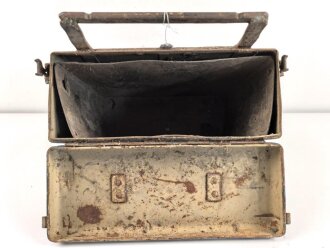 Motorrad Packtasche Wehrmacht. Ausführung in Blech. Originallack, ungereinigtes Stück