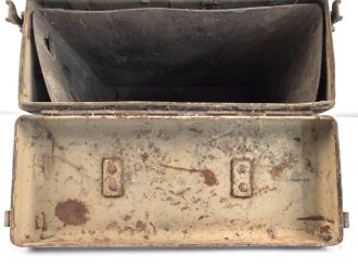 Motorrad Packtasche Wehrmacht. Ausführung in Blech. Originallack, ungereinigtes Stück