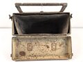 Motorrad Packtasche Wehrmacht. Ausführung in Blech. Originallack, ungereinigtes Stück