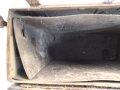 Motorrad Packtasche Wehrmacht. Ausführung in Blech. Originallack, ungereinigtes Stück