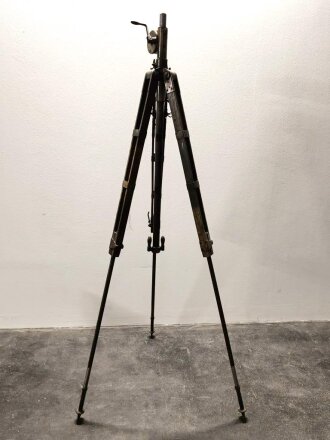 Handscheinwerfer 25kg Wehrmacht. Originallack, guter Gesamtzustand, Funktion nicht geprüft. Muß in 2 Paketen verschickt werden, daher stimmen die angegebenen Vesandkosten nicht.