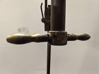 Handscheinwerfer 25kg Wehrmacht. Originallack, guter Gesamtzustand, Funktion nicht geprüft. Muß in 2 Paketen verschickt werden, daher stimmen die angegebenen Vesandkosten nicht.
