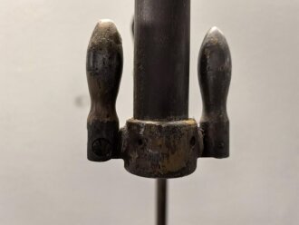 Handscheinwerfer 25kg Wehrmacht. Originallack, guter Gesamtzustand, Funktion nicht geprüft. Muß in 2 Paketen verschickt werden, daher stimmen die angegebenen Vesandkosten nicht.