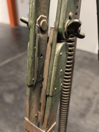 Handscheinwerfer 25kg Wehrmacht. Originallack, guter Gesamtzustand, Funktion nicht geprüft. Muß in 2 Paketen verschickt werden, daher stimmen die angegebenen Vesandkosten nicht.