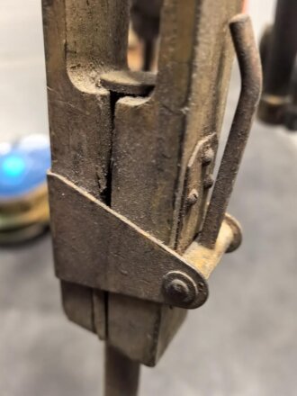Handscheinwerfer 25kg Wehrmacht. Originallack, guter Gesamtzustand, Funktion nicht geprüft. Muß in 2 Paketen verschickt werden, daher stimmen die angegebenen Vesandkosten nicht.