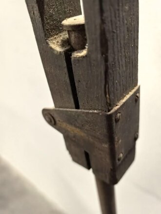 Handscheinwerfer 25kg Wehrmacht. Originallack, guter Gesamtzustand, Funktion nicht geprüft. Muß in 2 Paketen verschickt werden, daher stimmen die angegebenen Vesandkosten nicht.