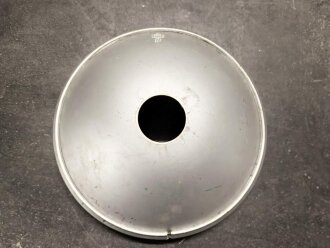 Handscheinwerfer 25kg Wehrmacht. Originallack, guter Gesamtzustand, Funktion nicht geprüft. Muß in 2 Paketen verschickt werden, daher stimmen die angegebenen Vesandkosten nicht.