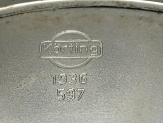 Handscheinwerfer 25kg Wehrmacht. Originallack, guter Gesamtzustand, Funktion nicht geprüft. Muß in 2 Paketen verschickt werden, daher stimmen die angegebenen Vesandkosten nicht.