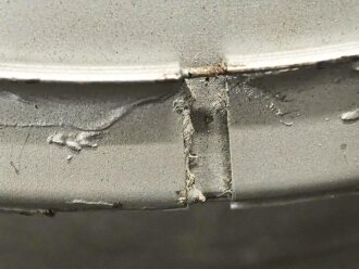 Handscheinwerfer 25kg Wehrmacht. Originallack, guter Gesamtzustand, Funktion nicht geprüft. Muß in 2 Paketen verschickt werden, daher stimmen die angegebenen Vesandkosten nicht.