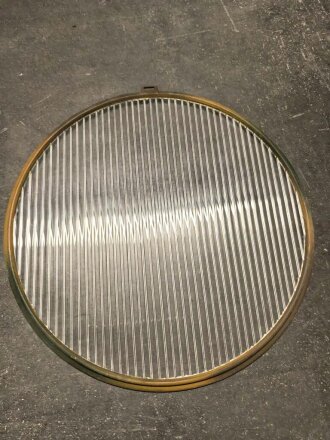 Handscheinwerfer 25kg Wehrmacht. Originallack, guter Gesamtzustand, Funktion nicht geprüft. Muß in 2 Paketen verschickt werden, daher stimmen die angegebenen Vesandkosten nicht.