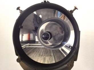 Handscheinwerfer 25kg Wehrmacht. Originallack, guter Gesamtzustand, Funktion nicht geprüft. Muß in 2 Paketen verschickt werden, daher stimmen die angegebenen Vesandkosten nicht.