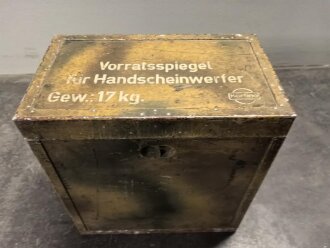 Handscheinwerfer 25kg Wehrmacht. Originallack, guter Gesamtzustand, Funktion nicht geprüft. Muß in 2 Paketen verschickt werden, daher stimmen die angegebenen Vesandkosten nicht.