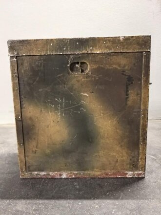 Handscheinwerfer 25kg Wehrmacht. Originallack, guter Gesamtzustand, Funktion nicht geprüft. Muß in 2 Paketen verschickt werden, daher stimmen die angegebenen Vesandkosten nicht.