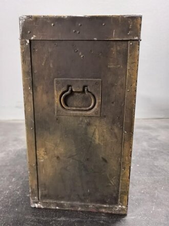 Handscheinwerfer 25kg Wehrmacht. Originallack, guter Gesamtzustand, Funktion nicht geprüft. Muß in 2 Paketen verschickt werden, daher stimmen die angegebenen Vesandkosten nicht.