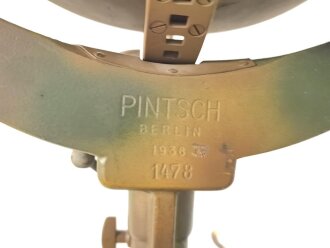 Handscheinwerfer 25kg Wehrmacht. Originallack, guter Gesamtzustand, Funktion nicht geprüft. Muß in 2 Paketen verschickt werden, daher stimmen die angegebenen Vesandkosten nicht.
