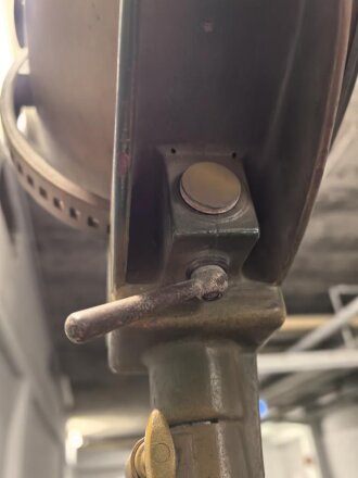 Handscheinwerfer 25kg Wehrmacht. Originallack, guter Gesamtzustand, Funktion nicht geprüft. Muß in 2 Paketen verschickt werden, daher stimmen die angegebenen Vesandkosten nicht.