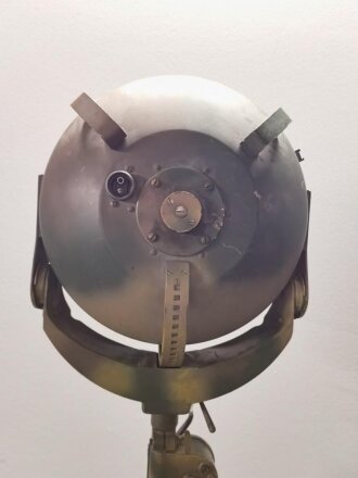 Handscheinwerfer 25kg Wehrmacht. Originallack, guter Gesamtzustand, Funktion nicht geprüft. Muß in 2 Paketen verschickt werden, daher stimmen die angegebenen Vesandkosten nicht.
