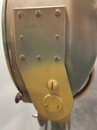 Handscheinwerfer 25kg Wehrmacht. Originallack, guter Gesamtzustand, Funktion nicht geprüft. Muß in 2 Paketen verschickt werden, daher stimmen die angegebenen Vesandkosten nicht.