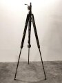 Handscheinwerfer 25kg Wehrmacht. Originallack, guter Gesamtzustand, Funktion nicht geprüft. Muß in 2 Paketen verschickt werden, daher stimmen die angegebenen Vesandkosten nicht.