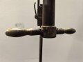 Handscheinwerfer 25kg Wehrmacht. Originallack, guter Gesamtzustand, Funktion nicht geprüft. Muß in 2 Paketen verschickt werden, daher stimmen die angegebenen Vesandkosten nicht.