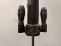 Handscheinwerfer 25kg Wehrmacht. Originallack, guter Gesamtzustand, Funktion nicht geprüft. Muß in 2 Paketen verschickt werden, daher stimmen die angegebenen Vesandkosten nicht.