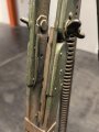 Handscheinwerfer 25kg Wehrmacht. Originallack, guter Gesamtzustand, Funktion nicht geprüft. Muß in 2 Paketen verschickt werden, daher stimmen die angegebenen Vesandkosten nicht.