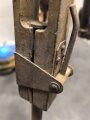 Handscheinwerfer 25kg Wehrmacht. Originallack, guter Gesamtzustand, Funktion nicht geprüft. Muß in 2 Paketen verschickt werden, daher stimmen die angegebenen Vesandkosten nicht.